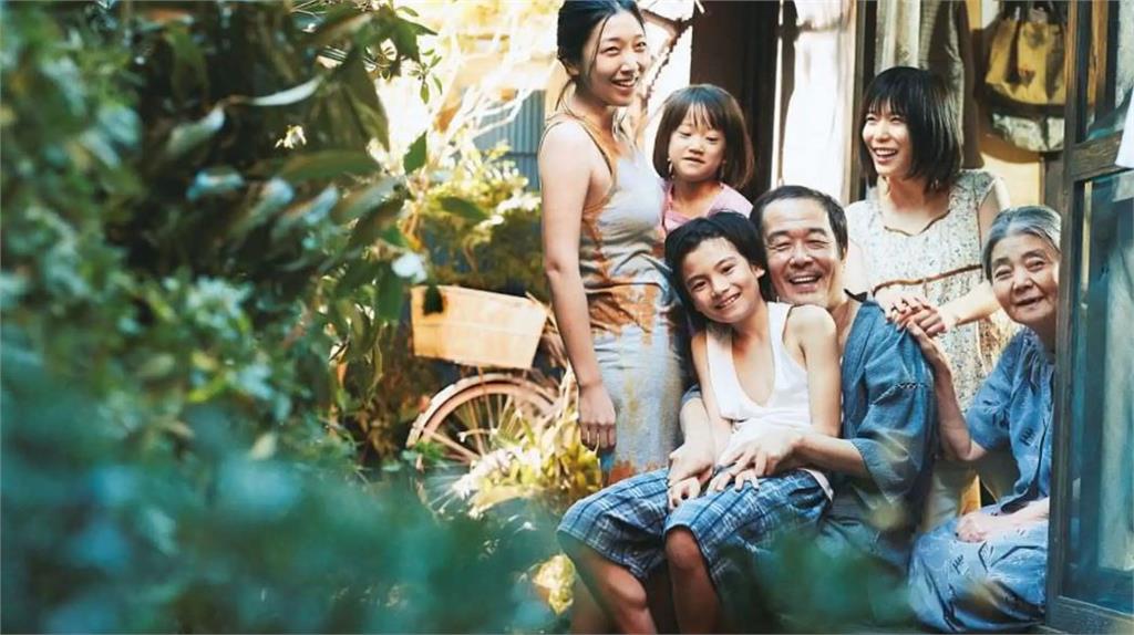 「我們偷的，是羈絆。」《小偷家族》缺憾中的美麗　愛與關懷是「家」的重要成分