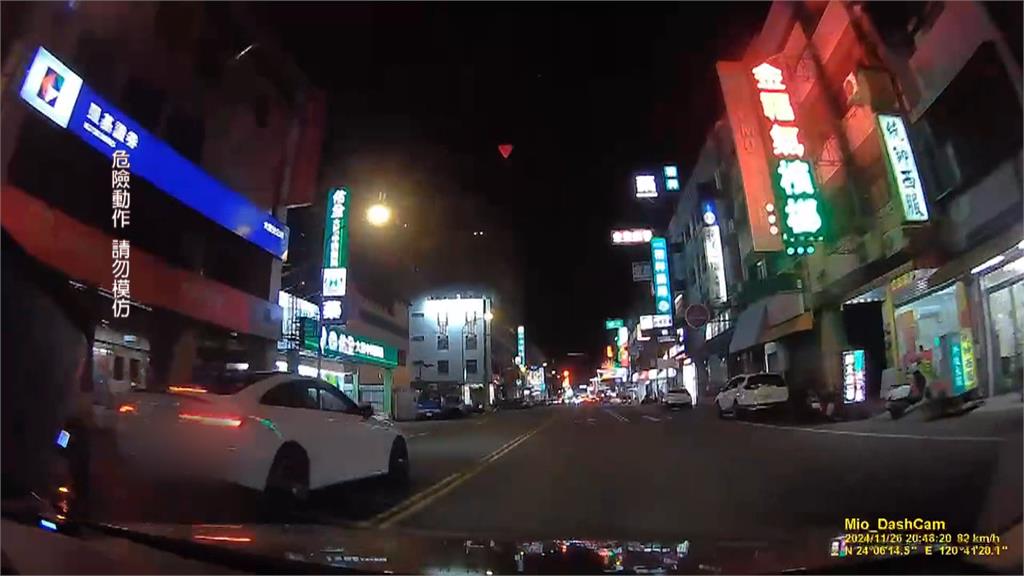 疑不滿被超車！　駕駛怒亮槍逼車　見警心虛逃仍被逮
