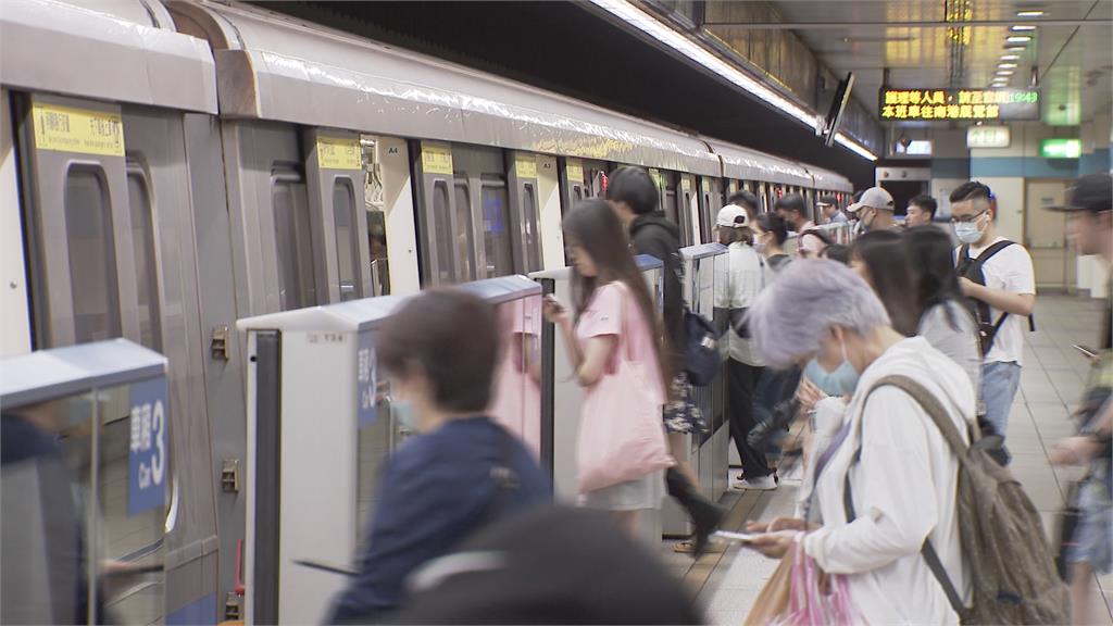 捷運車廂「拿銼刀磨銅塊」嚇壞民眾　男遭請下車社維法送辦