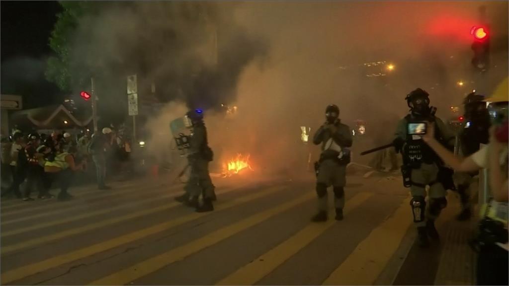 夜線／反送中1102多處集會警射催淚彈驅離 港鐵中環站已關閉