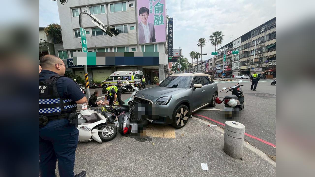 快新聞／連撞4機車！台中小客車右轉失控　直衝待轉區