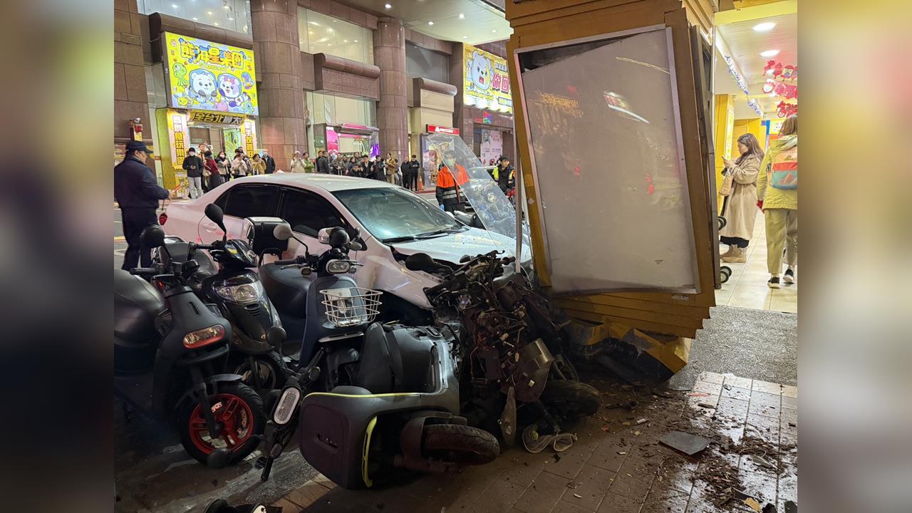 最新／北車商圈爆車禍！白色轎車直接撞入光南書店騎樓柱　現場驚悚畫面曝光