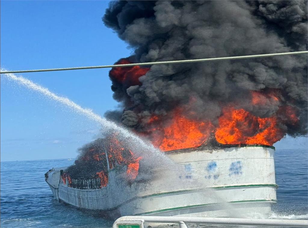 龜山島海域驚見「火燒船」　　2船員跳海獲救