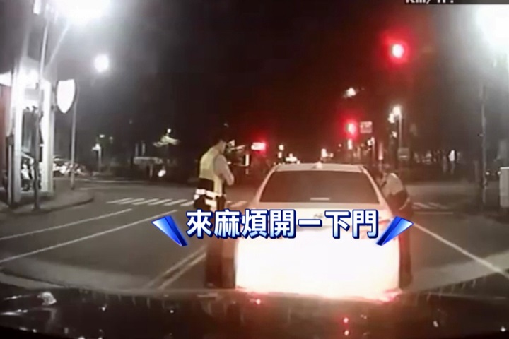 「醉」誇張！酒駕驚醒逃逸 下個路口又睡著了