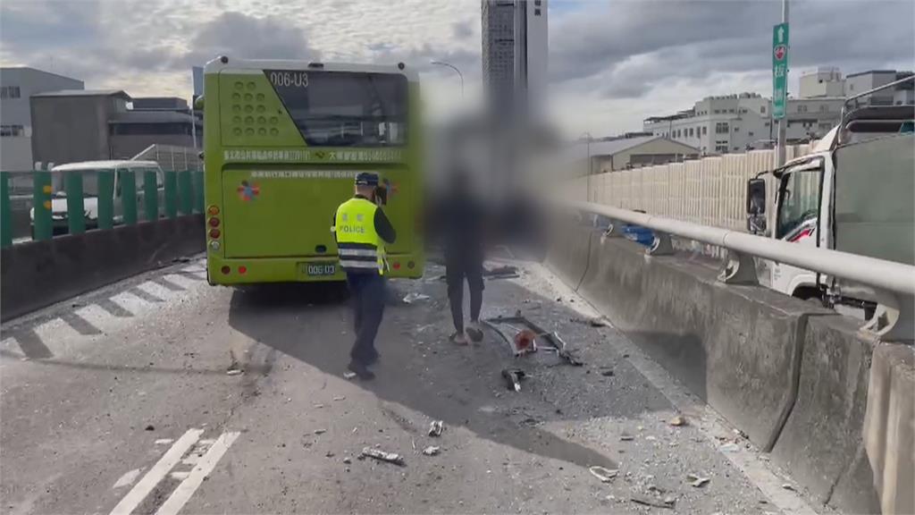 三重中山橋疑公車追撞小貨車　13人含孕婦輕傷送醫