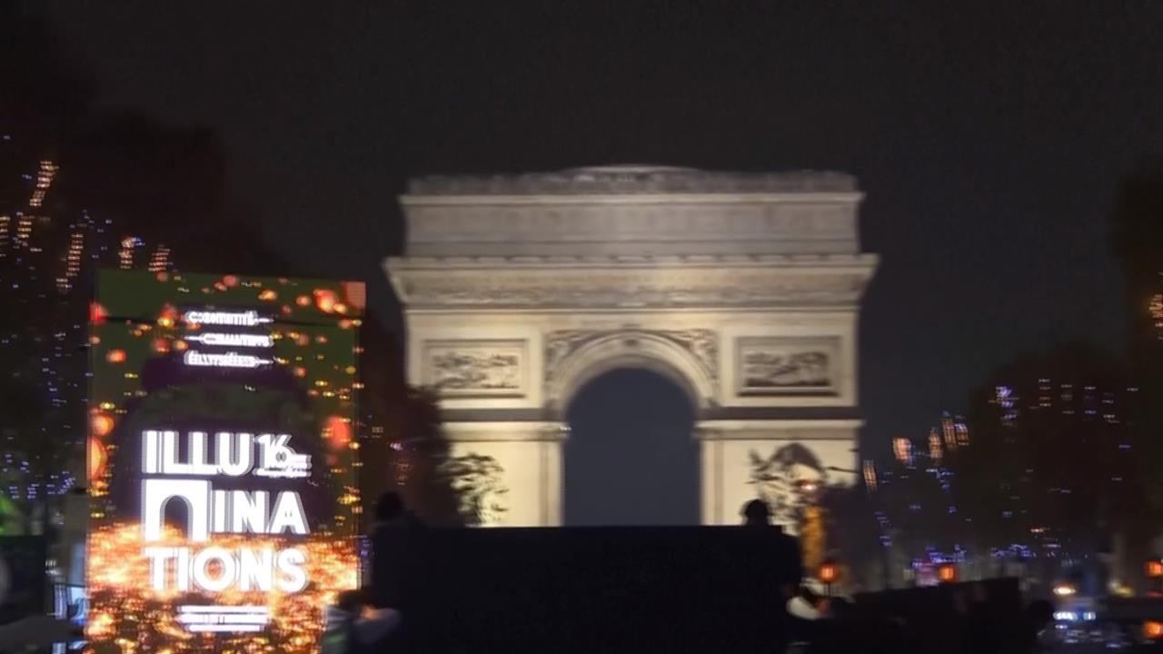 耶誕節將至! 巴黎香榭麗舍大道點燈 「龐德女郎」助陣獻唱