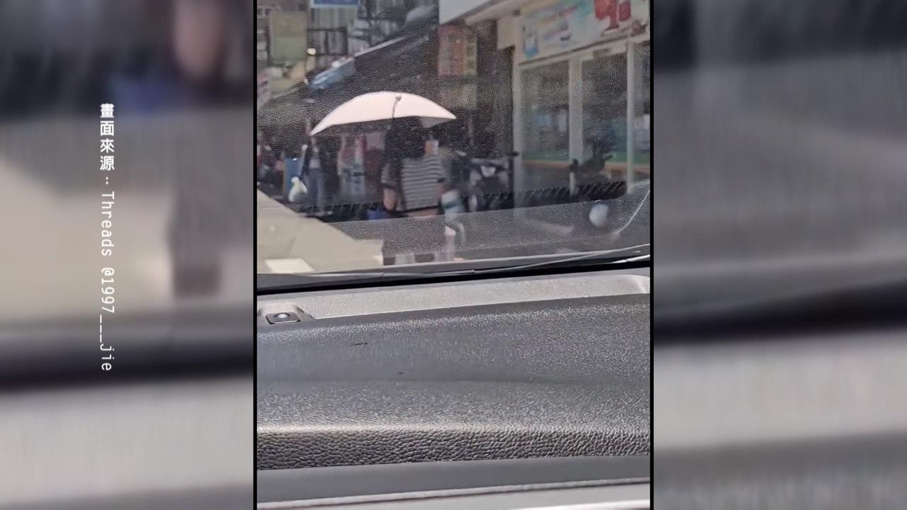 扯！女子騎「電動行李箱」橫行馬路　警：已違法將開罰