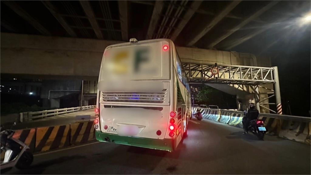 疑沒注意限高 遊覽車撞橋下限高架動彈不得