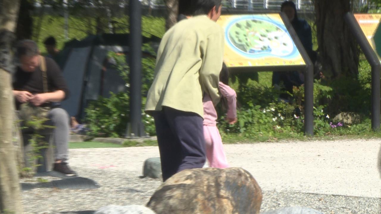「公園孩子王」遭家長指控騷擾孩童　緊抱女童玩耍　強調：無歹念