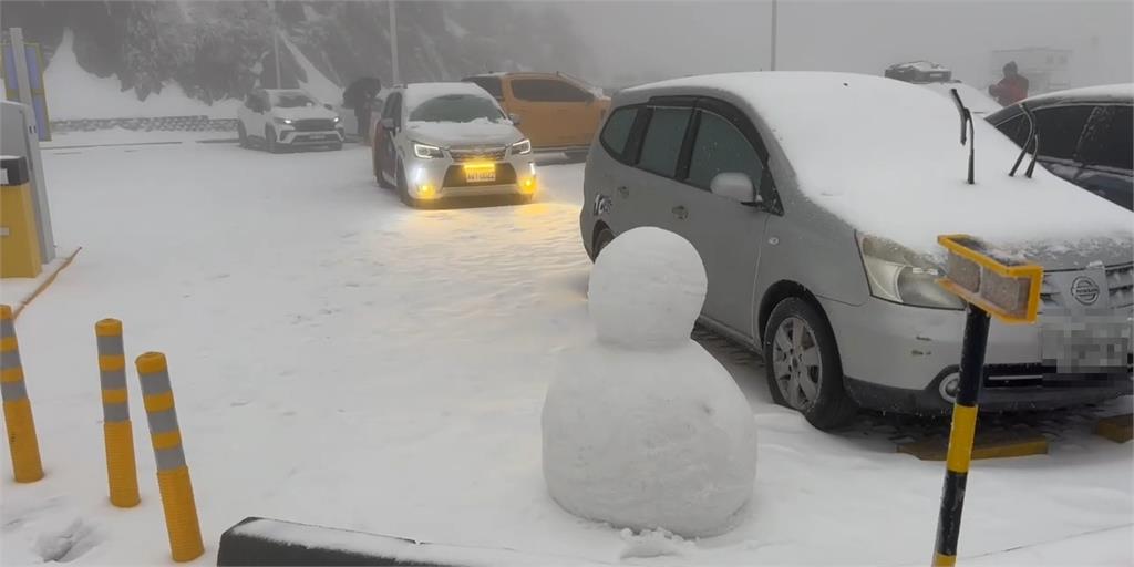 小年夜寒流報到！　合歡山深夜降雪追雪客超興奮