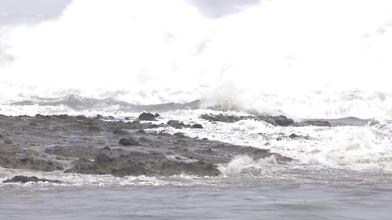 花蓮風雨驟增「六米長浪」直撲 　南迴線停駛湧人潮