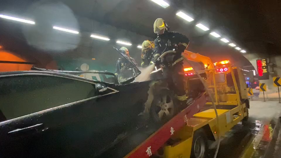 快新聞／雪隧南下25.3K處故障車被拖吊突起火  消防火速撲滅