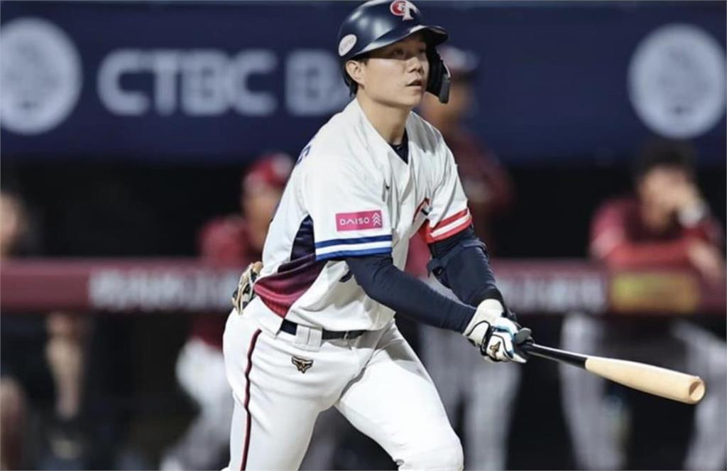 12強賽／游擊手江坤宇4局上遭「球吻」 右上臂肌肉瘀青退場休息