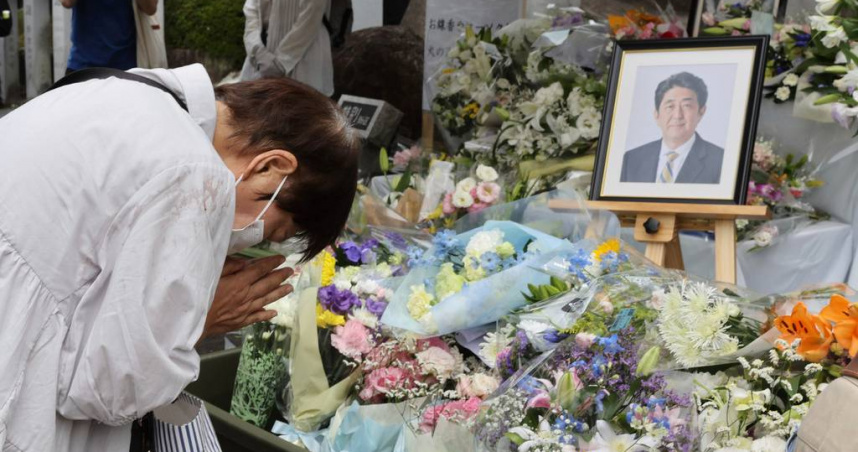 民眾清晨排隊抽籤 安倍槍擊案首日審理「32旁聽席爆滿」