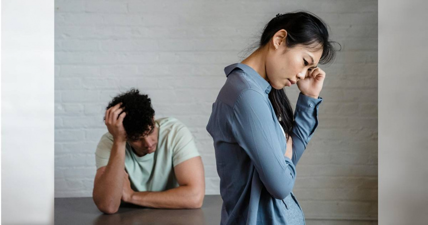父帶小三回家逼母簽離婚協議　兄妹超錯愕：像丟垃圾被趕出家門