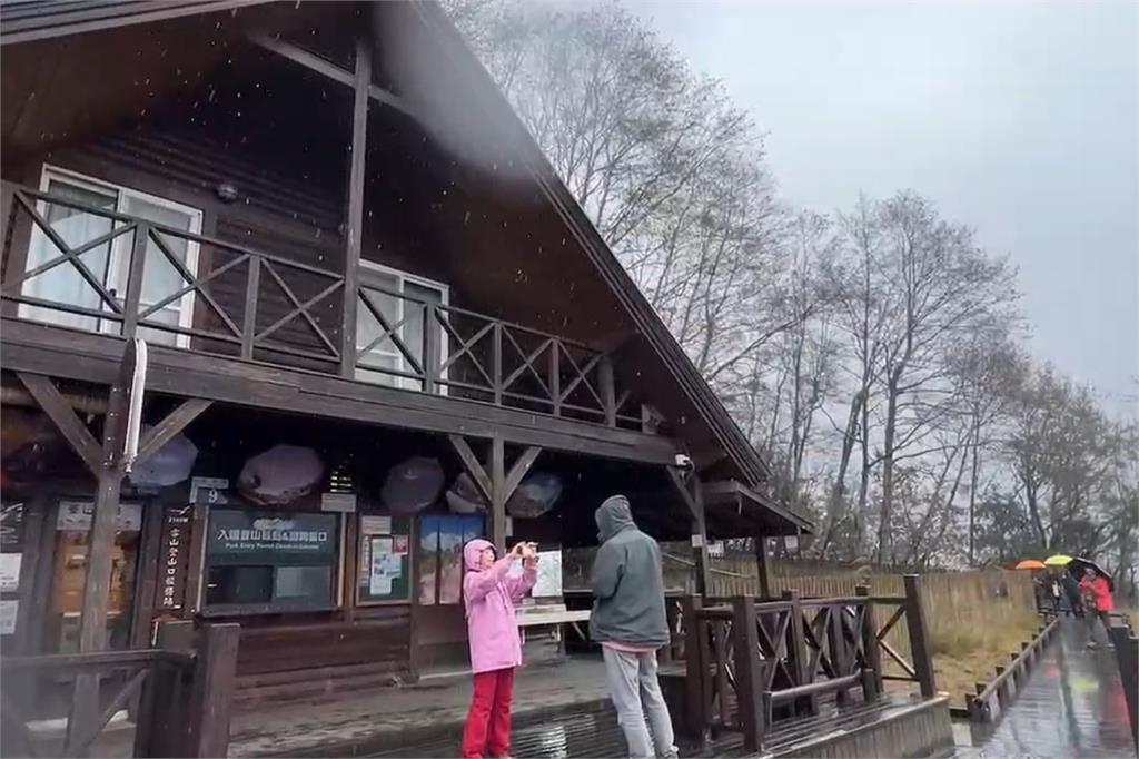 快新聞／下雪了！大雪山遊樂區降下皚皚白雪　林業署急籲上山前做「這些事」