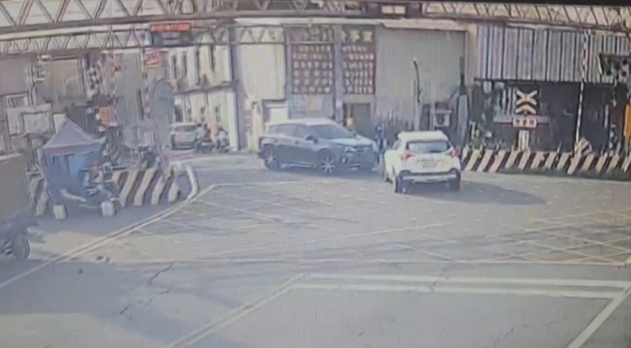 平交道切西瓜轉彎險對撞！　駕駛竟還「停平交道」下車嗆聲