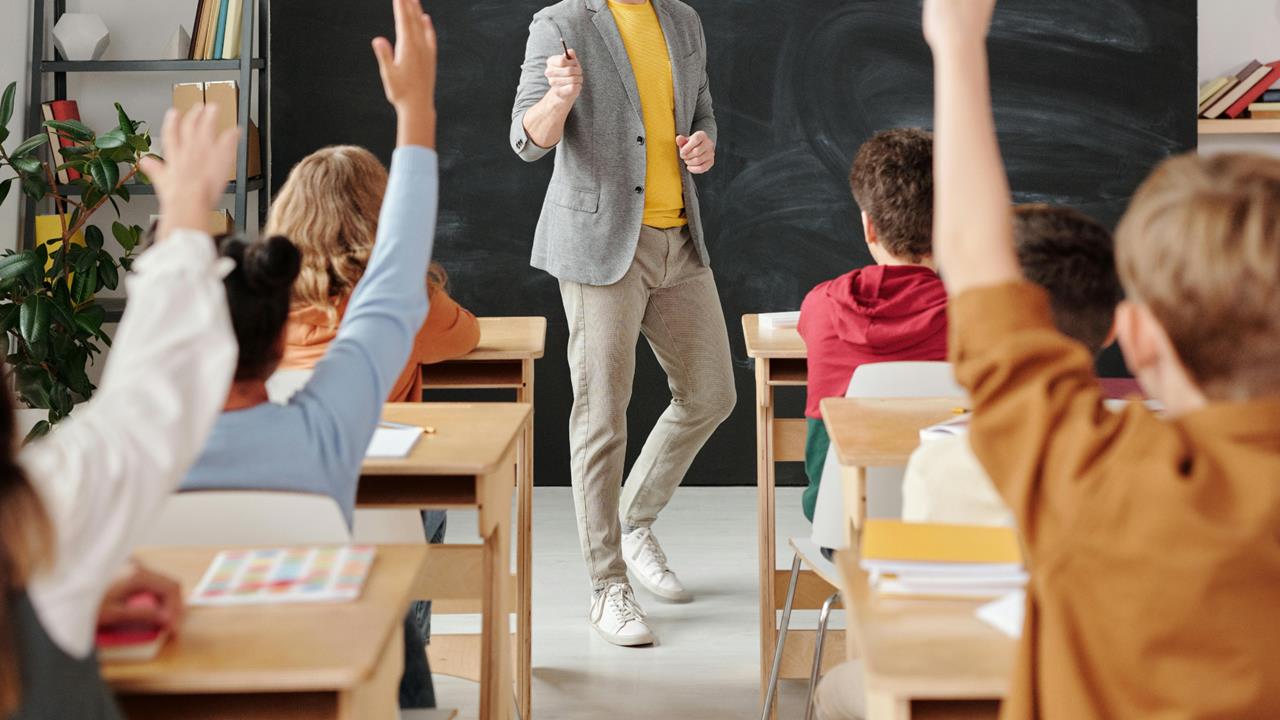 高中男師自爆拍過SWAG！還逼演「被10樂天女孩輪X」…學生怒檢舉：有夠噁爛