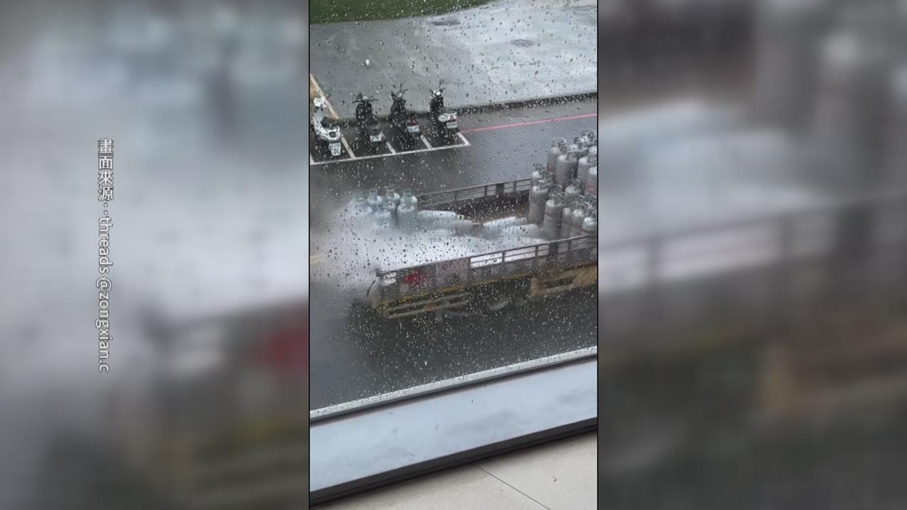 大卡車載滿瓦斯鋼瓶! 民眾直擊"東倒西歪"竄濃煙繼續開