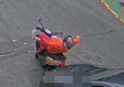 金門8旬嬤開車恍神輾壓停紅燈機車　路人拎「高粱」攔車救騎士