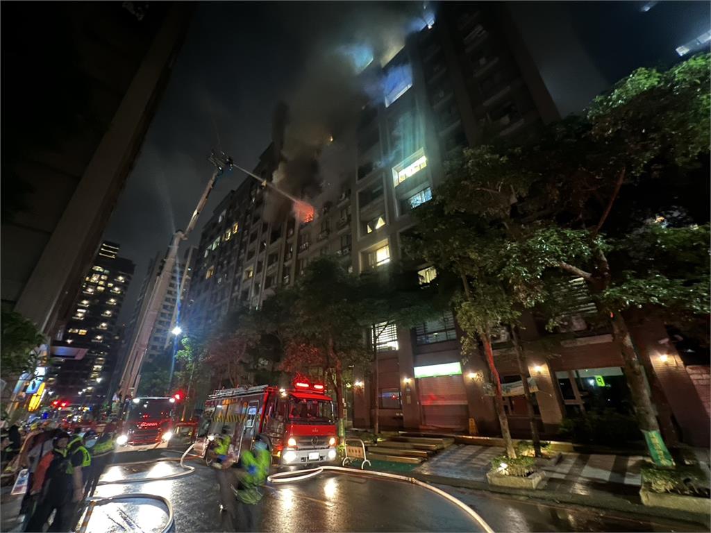 快新聞／林口社區大樓晚間突竄火舌　消防局急派46車、108人前往搶救
