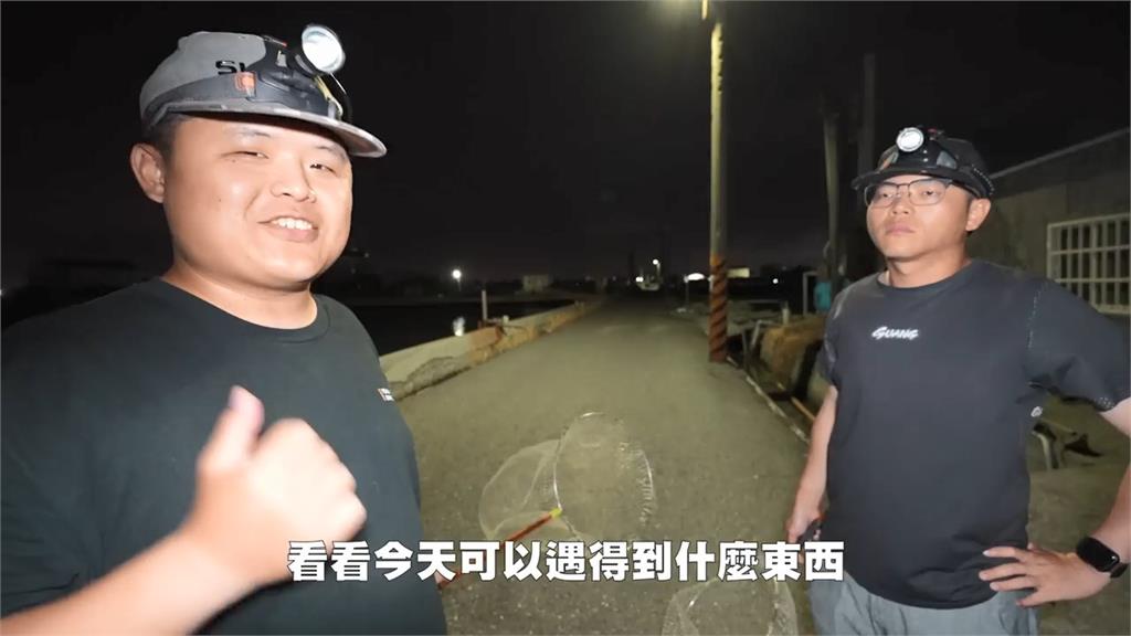 馬路邊就能抓！在水溝輕鬆撈到一大籃蝦　他見「比手大草蝦」笑：太爽了