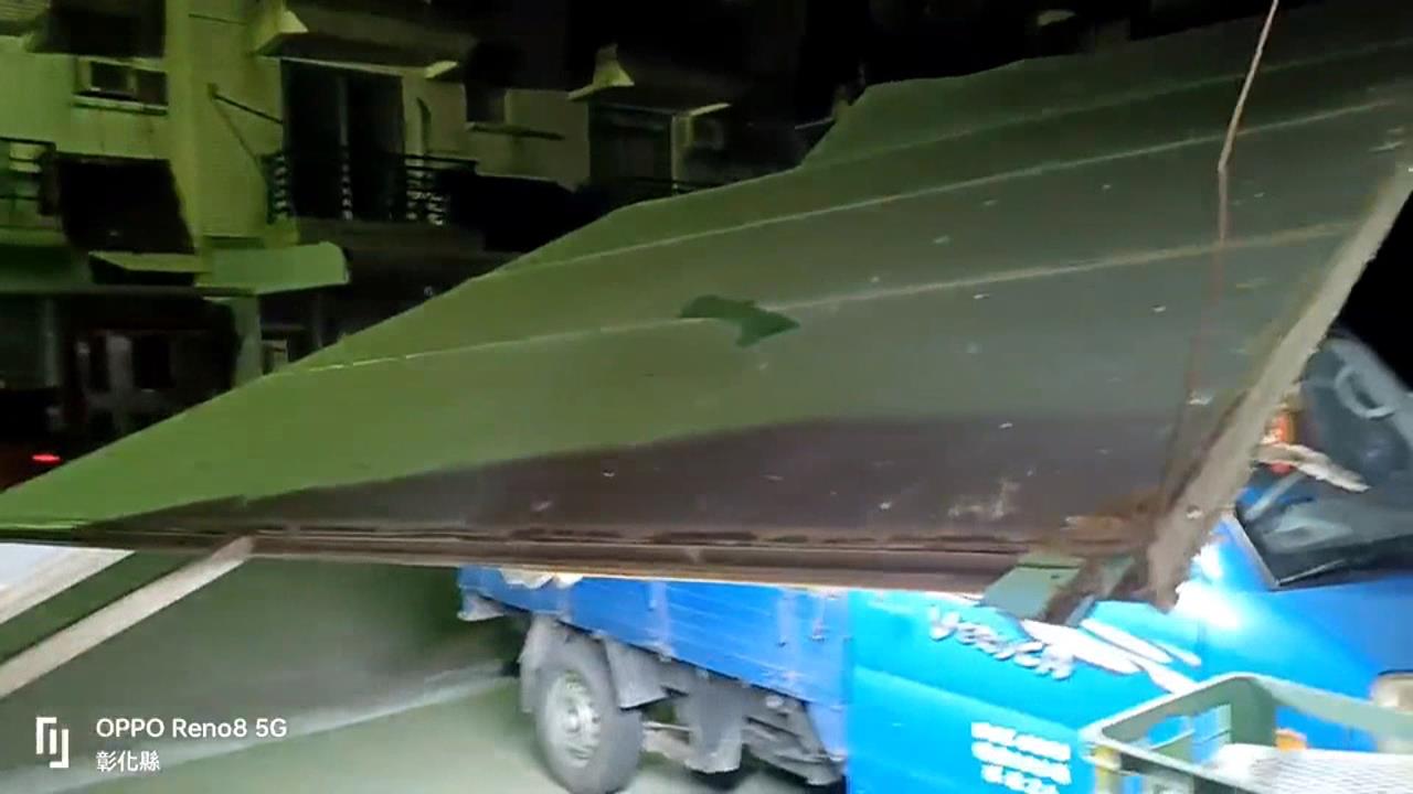 風真透！彰化二林車庫遮陽棚遭吹垮 福興30公斤橡膠板砸鐵門