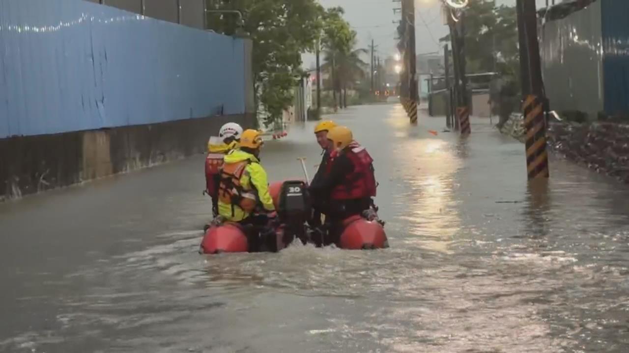 暴雨炸高雄! 岡山嘉興路水淹腰部 興農路6人受困農舍