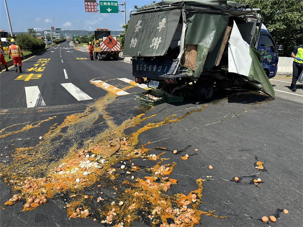快新聞／竹港大橋大車相撞翻覆「蛋汁四溢」　北上車道一度全線封閉
