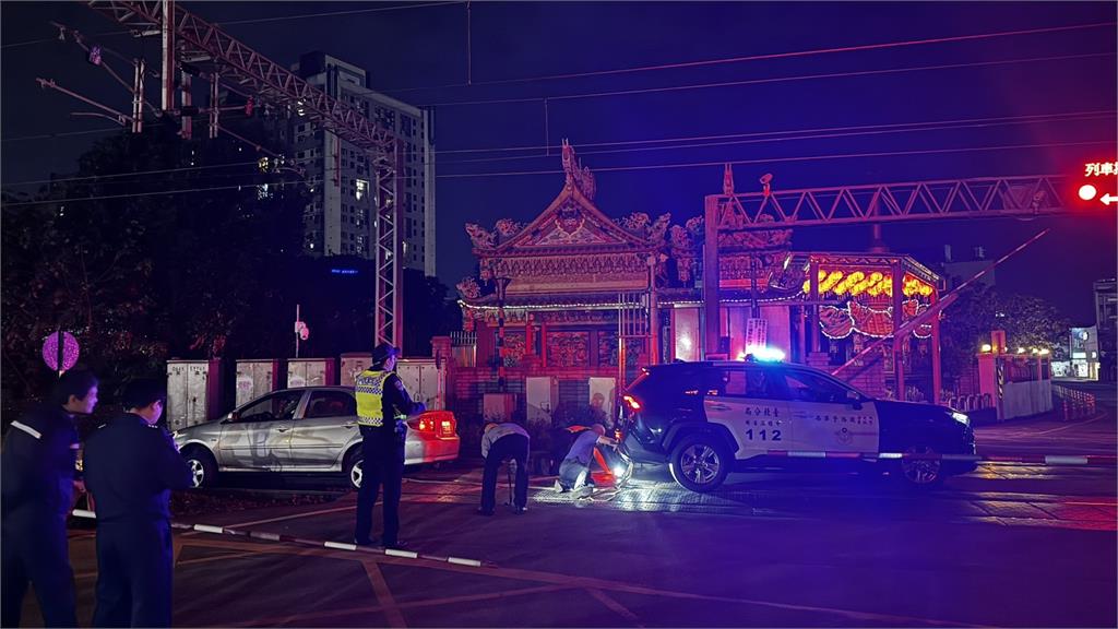 快新聞／太離譜了！桃園轎車開上鐵軌動彈不得　台鐵班次大亂