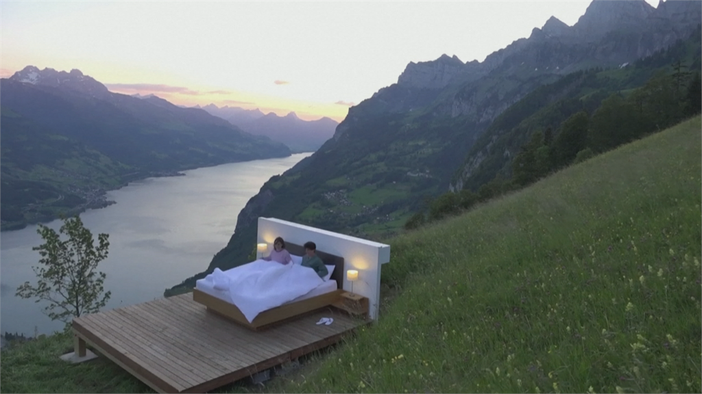 五星級客房新概念 床在瑞士山區湖畔旁