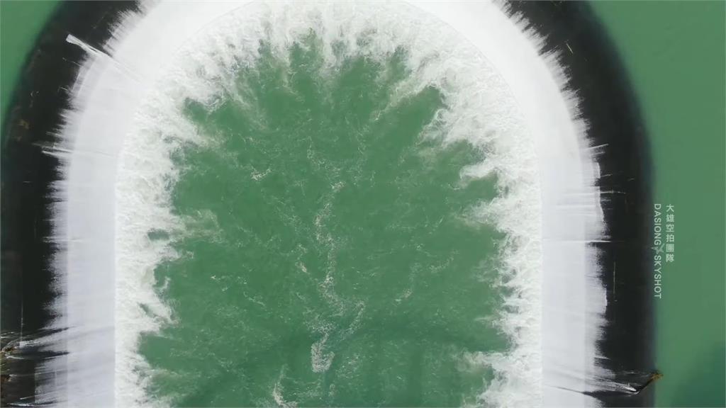 滿出來了！梅雨連番轟炸南化水庫　「自然溢流」空拍畫面超震撼