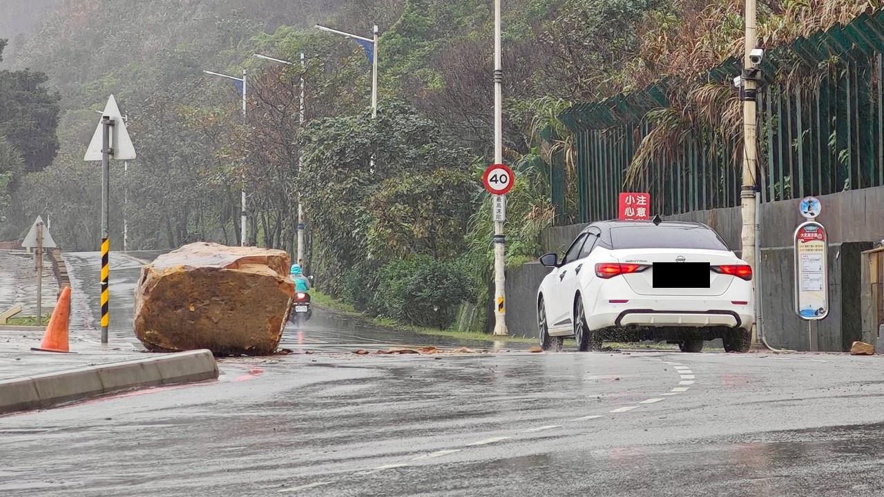快新聞／比車還大！基隆外木山「巨型落石砸路」　汽機車險遭殃