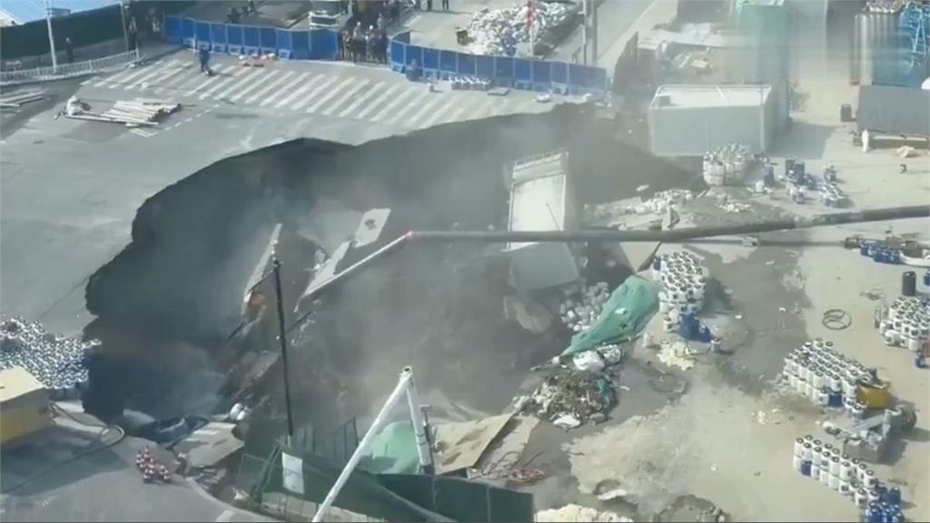 上海地鐵驚傳崩塌！恐怖天坑吞噬貨櫃屋　居民嚇壞奔逃