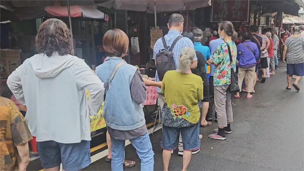 閏六月送豬腳添壽！　屏東萬巒豬腳街湧排隊人潮