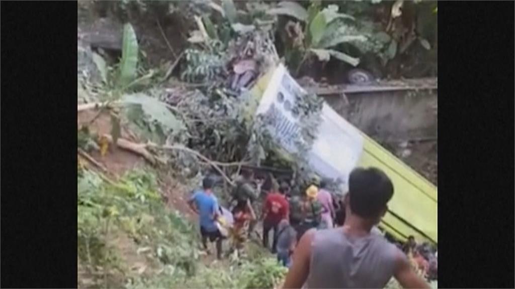 菲律賓驚傳巴士墜谷意外　至少17死10多人傷