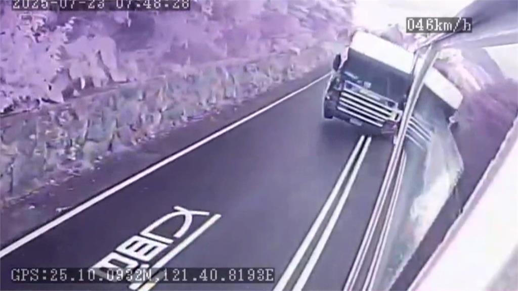 萬里聯結車撞國光客運釀「1死14傷」　驚險行車紀錄器畫面曝光