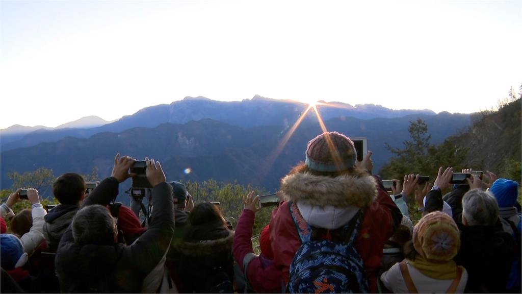 阿里山「日出印象」音樂會迎曙光！民眾搶拍紀錄最美一刻