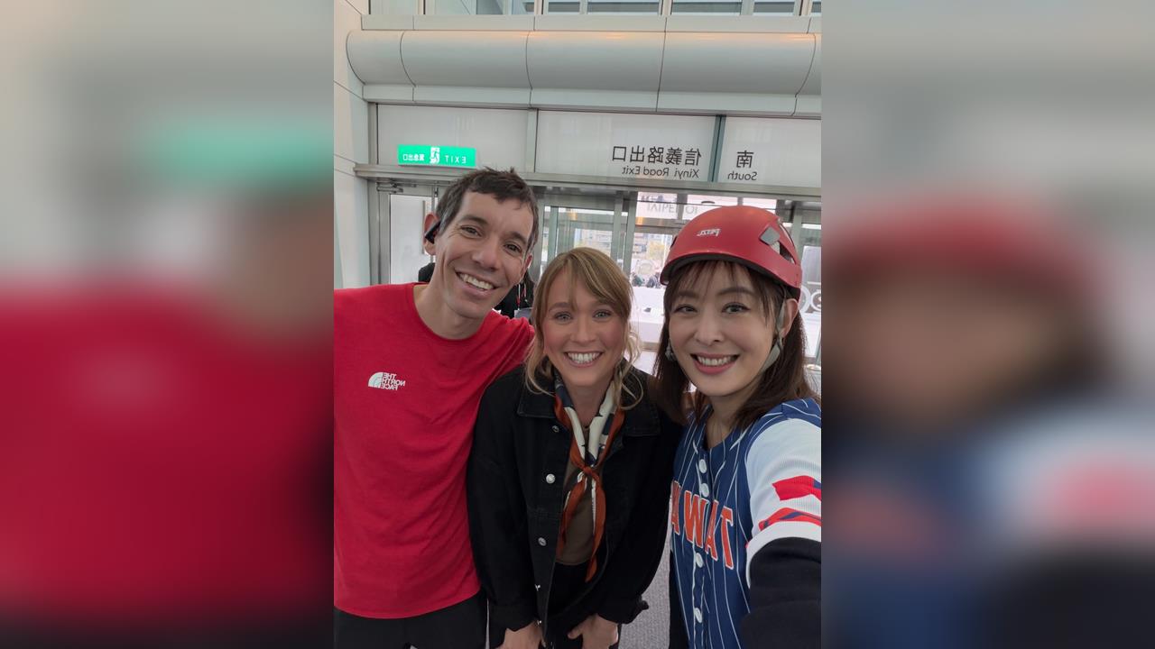 綜合(影)/霍諾德成功登頂101賈永婕超嗨!笑說沒有要選舉 呼籲民眾「不要硬上」