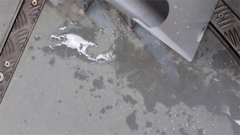 高雄輕軌車廂內「下小雨」　柏油路面裂縫竟冒泡