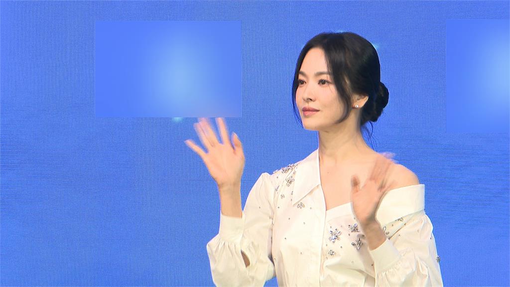 宋慧喬女神降臨台灣　#-#白色禮服露美腿　突秀中文：餓死了！