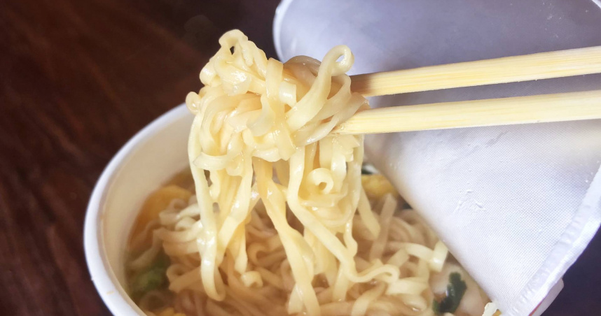 大夜偷吃泡麵+拿菸不付錢 台南超商店員被監視器抓包判刑4月