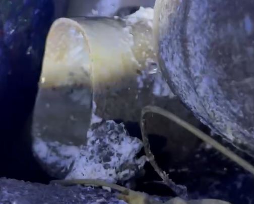 台東豆腐廠遭疑偷排廢水！　水溝驚現豆腐渣「惡臭衝天」