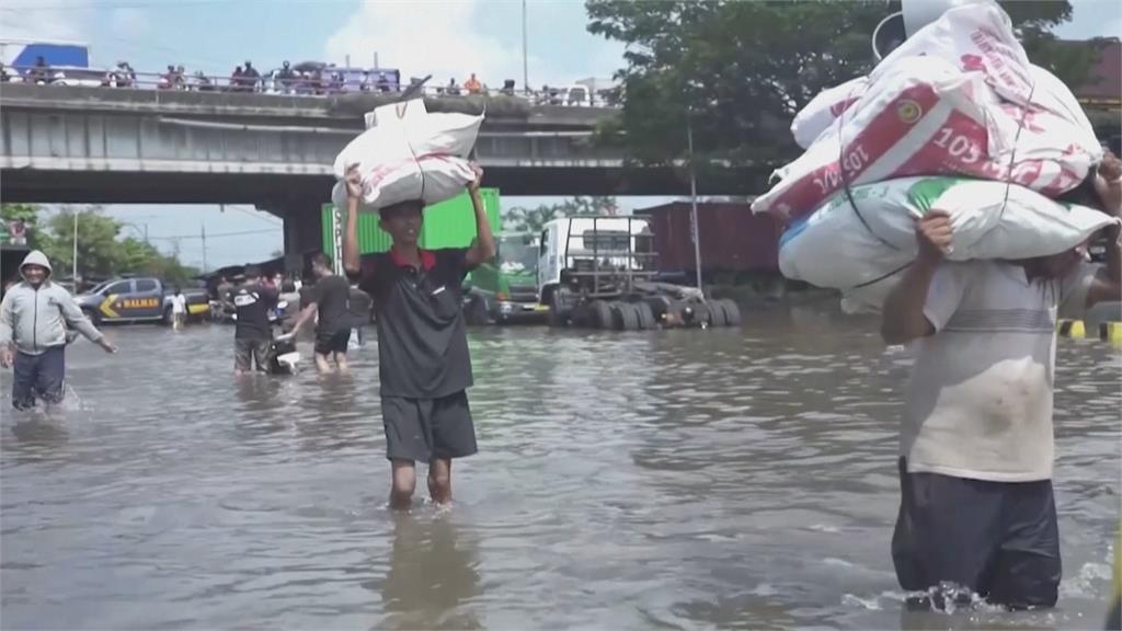 印尼洪災釀死傷　蘇門答臘島逾4萬人受影響