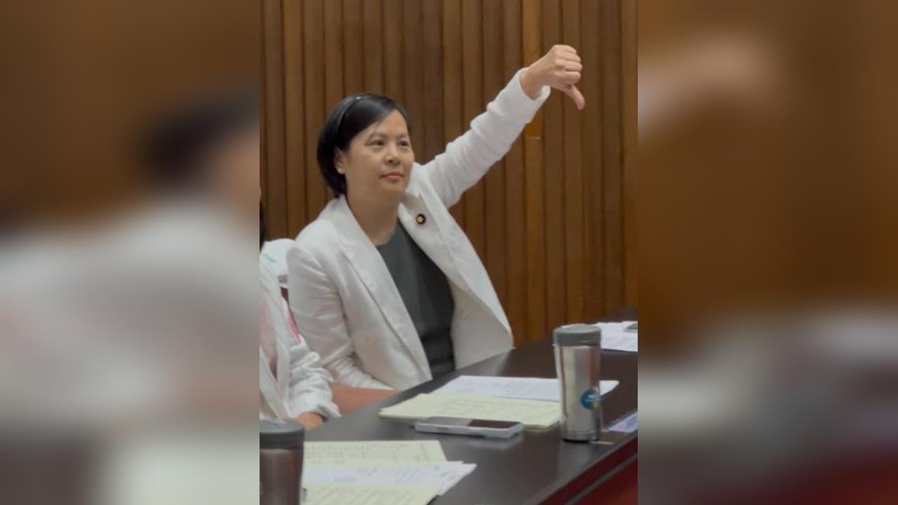 快新聞／李貞秀被嗆翻了！議場內齊喊「中國人滾回去」　她竟囂張比倒讚反擊