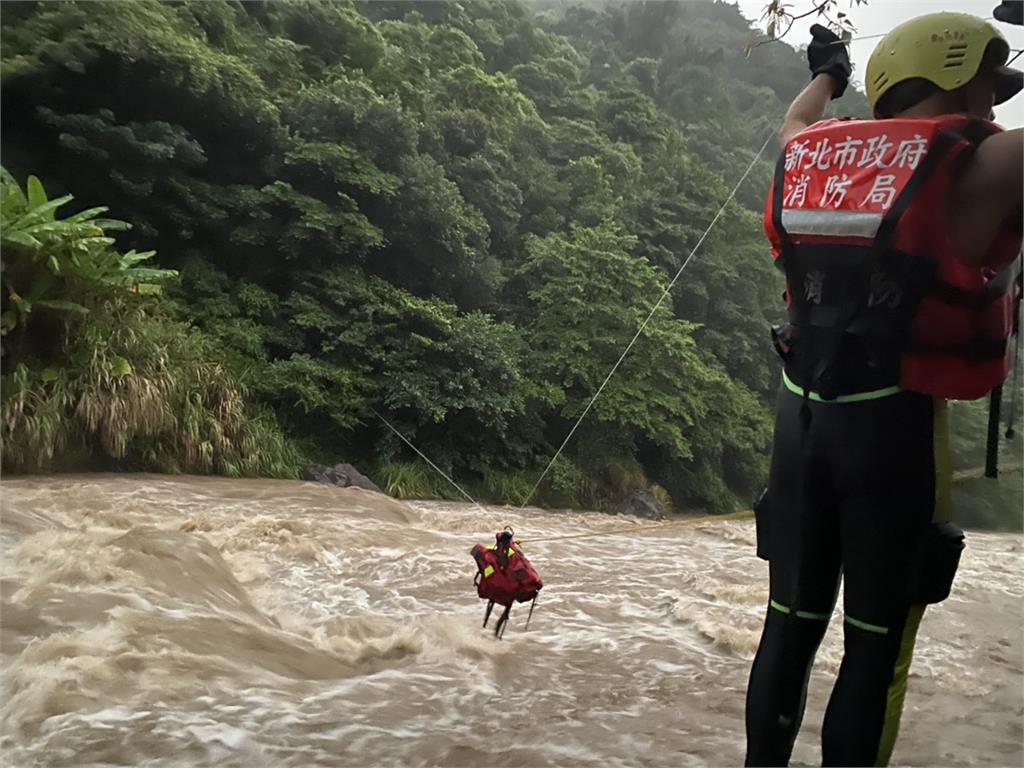 快新聞／好消息！ 男子爬山受困八煙野溪邊  30名警消合力救到人