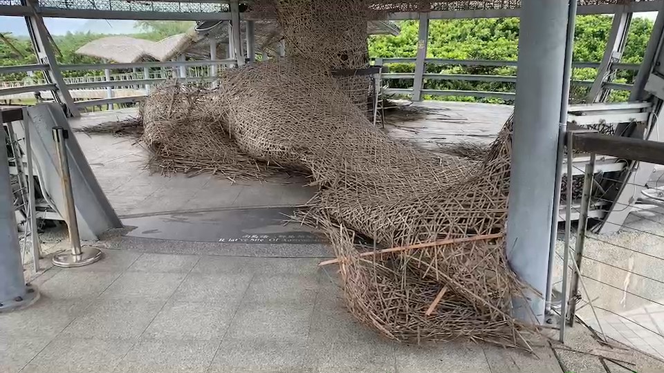 快新聞／外圍環流這麼強！台東「國際地標」遭吹壞　整片藤編掉地面