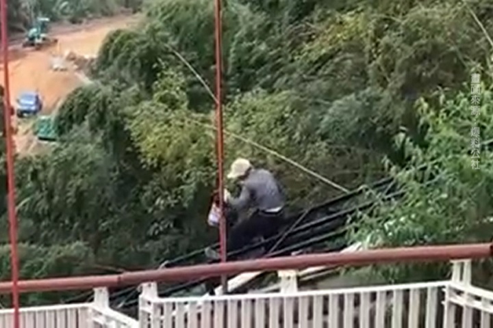 不要命！太平雲梯工人掛高空 竟沒綁安全索