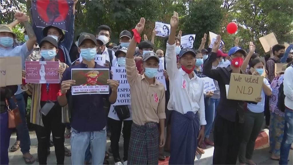 緬甸逾10年最大抗議 仰光大陣仗「反政變」警發射水砲驅散示威者