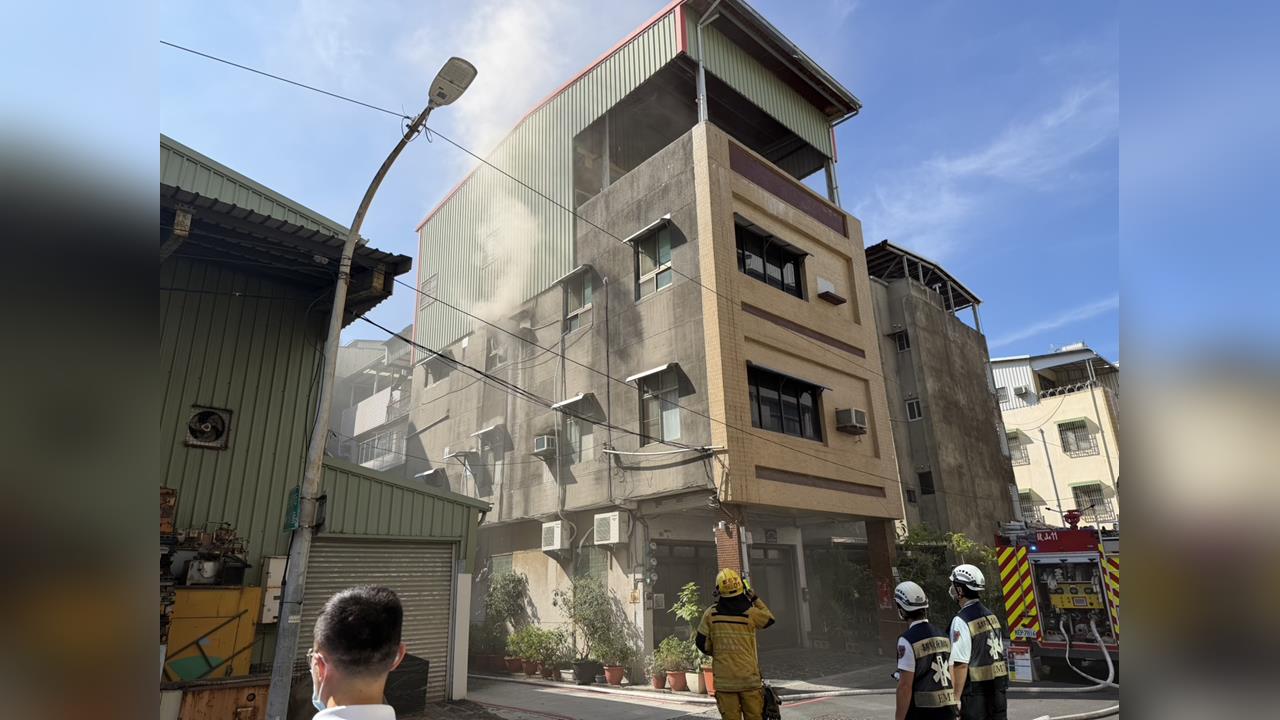快新聞／高雄鹽埕區驚傳住宅火警！疑似「兄弟爭產、哥哥縱火」警方要辦了